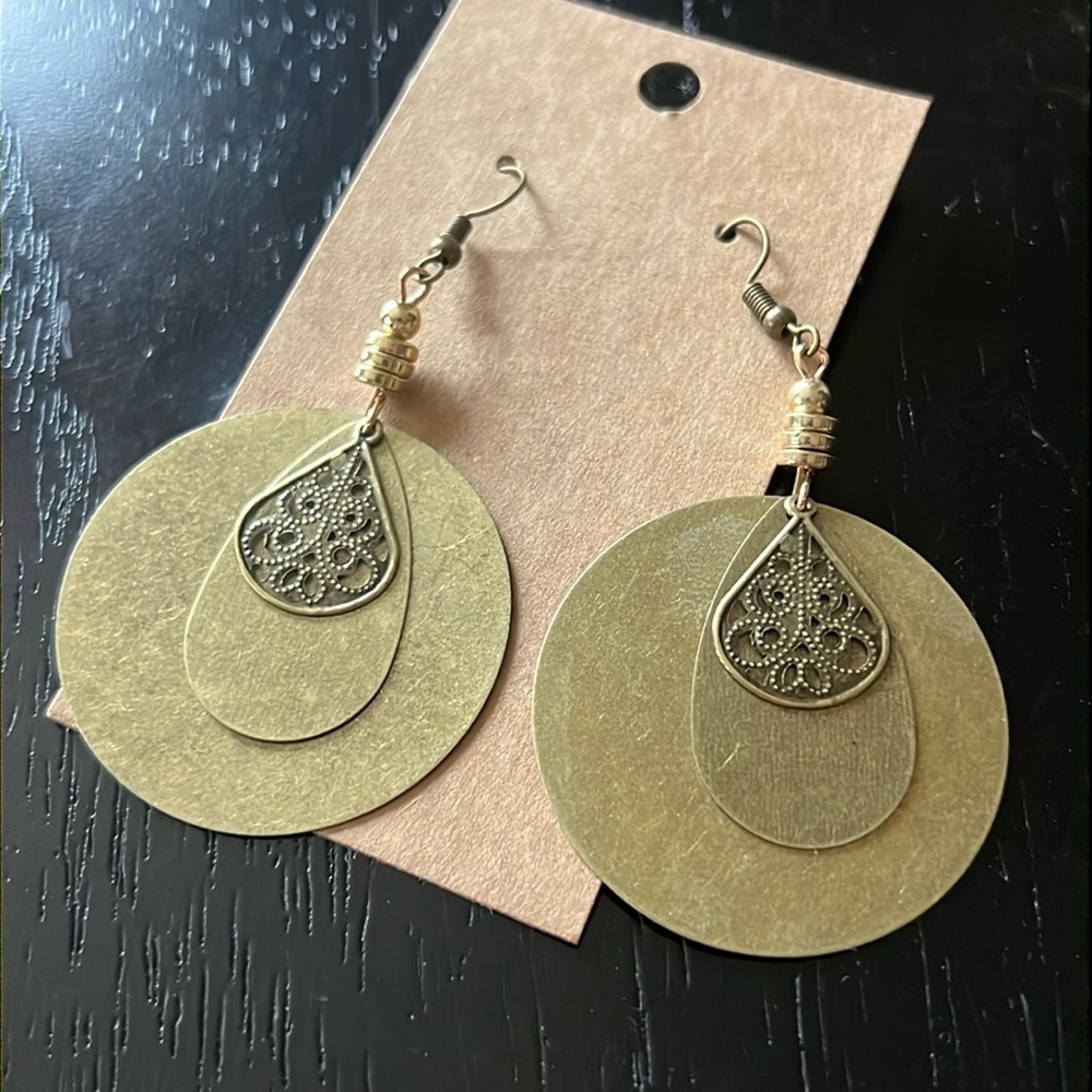 Antique gold metal dangling earrings-NWT